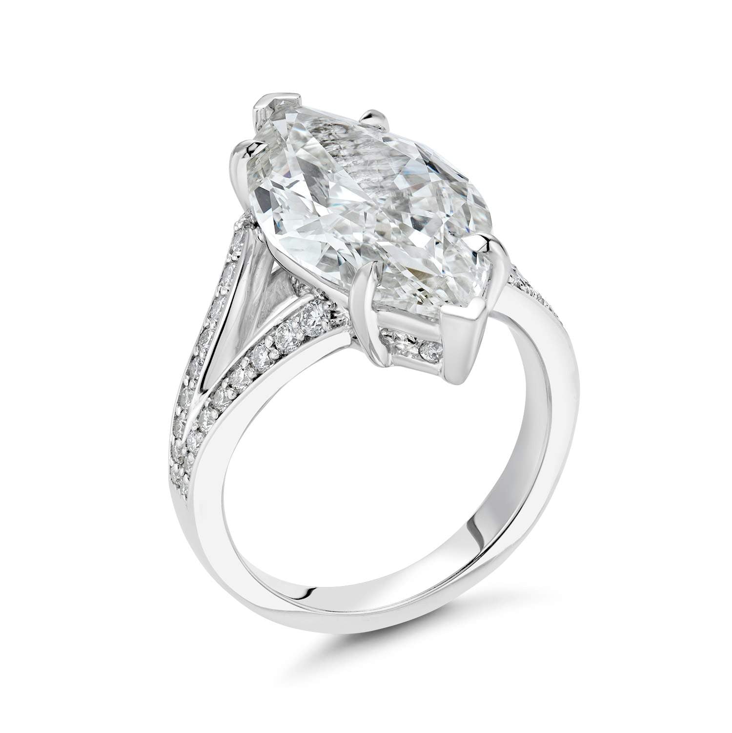 18K WHITE GOLD MARQUISE AND ROUND DIAMOND RING