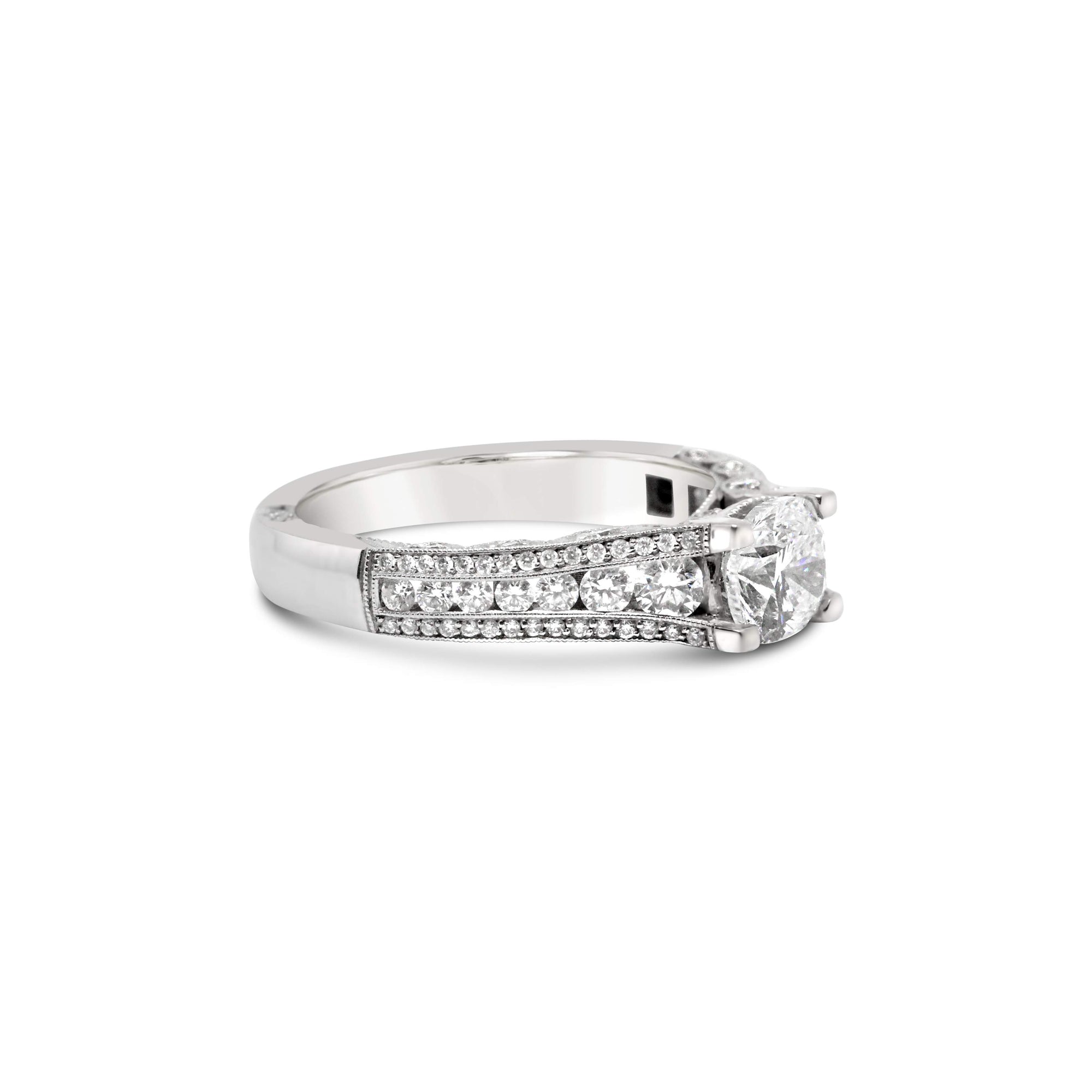 18KT WHITE GOLD DIAMOND ENGAGEMENT RING