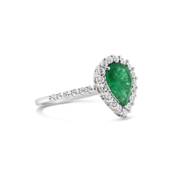 18KT WHITE GOLD EMERALD AND DIAMOND RING