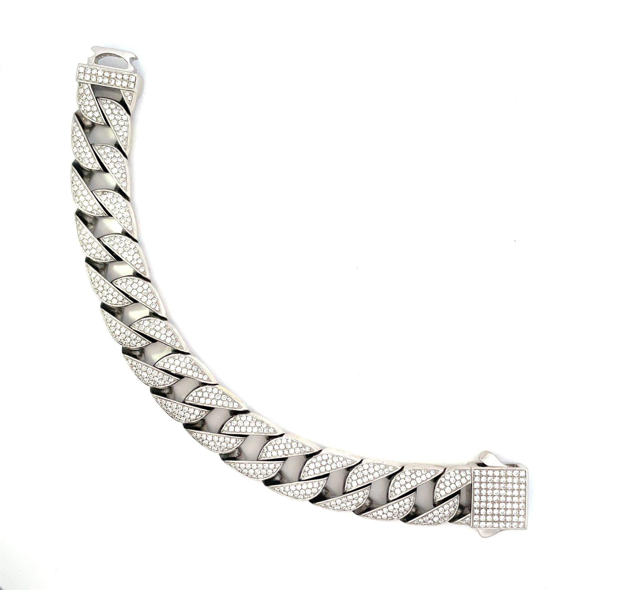 WHITE GOLD DIAMOND PAVE LINK BRACELET.