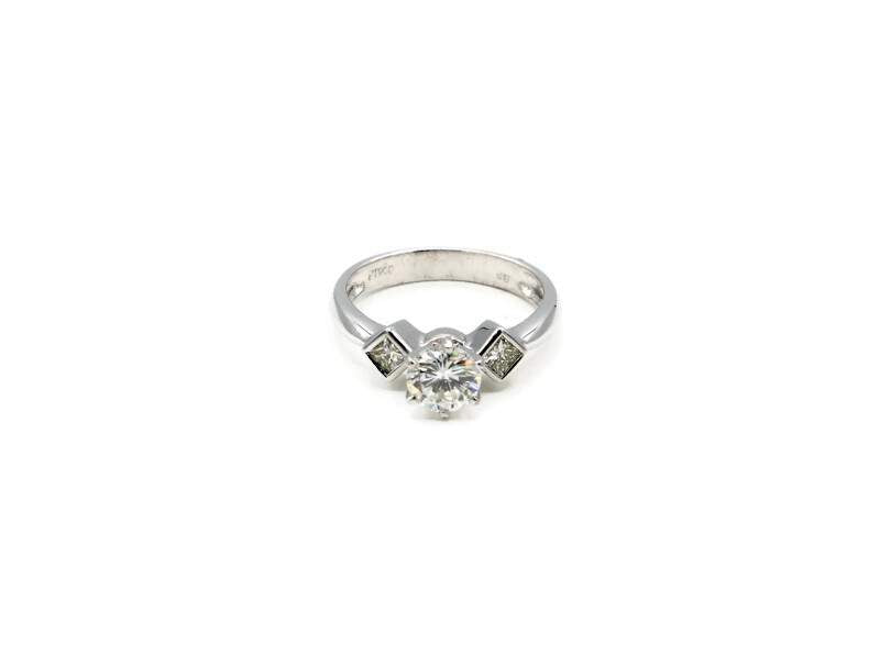 ROUND DIAMOND ENGAGEMENT RING