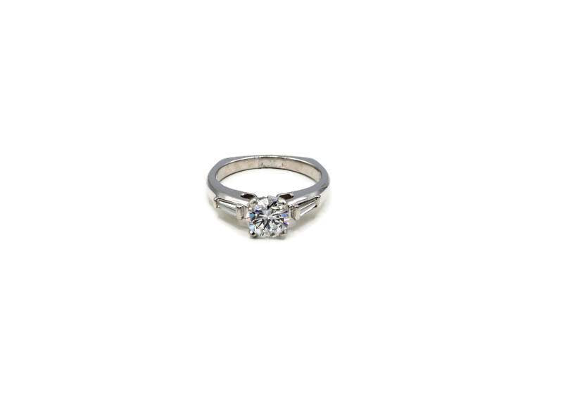 ROUND DIAMOND ENGAGEMENT RING