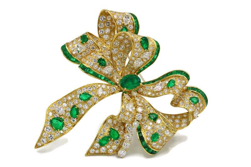 SABBADINI EMERALD AND DIAMOND BOW BROOCH